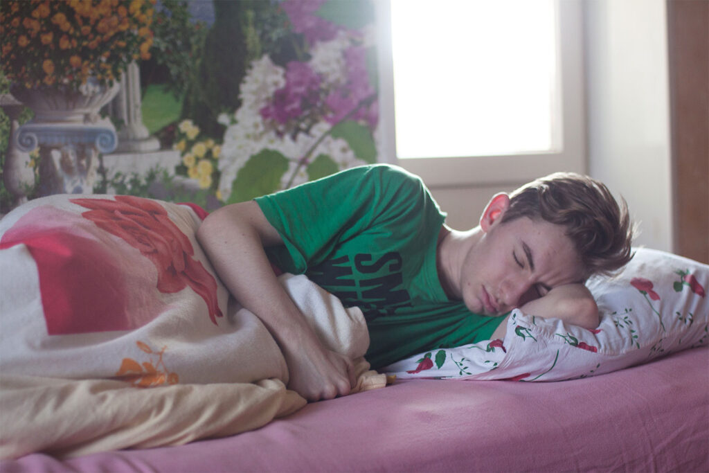 jak brak snu wpływa na nastolatków
