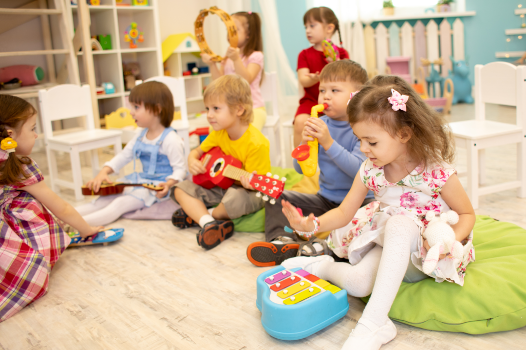 Dzieci grające na instrumentach